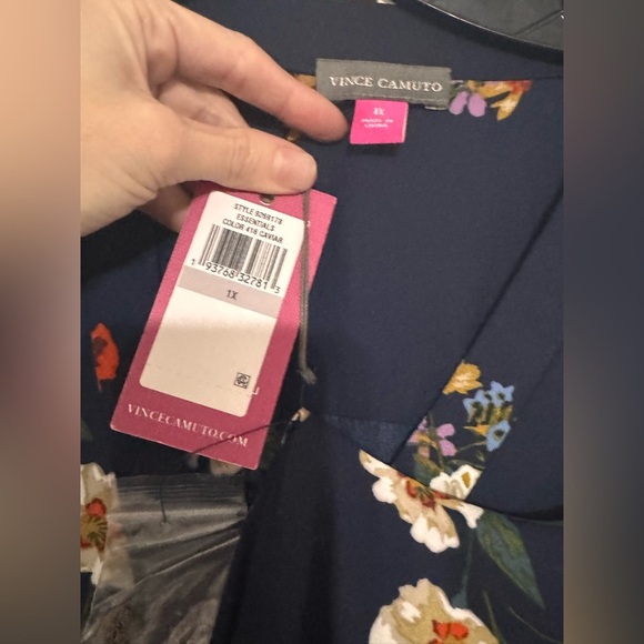 Vince Camuto Plus Size 3/4 Sleeve V-Neck Surreal Caviar - Picture 3 of 4